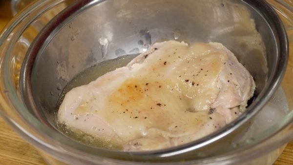 Placez le poulet dans un bol et faites-le flotter dans un saladier d'eau glacée pour le refroidir. Versez le reste du bouillon sur le poulet. Évitez de trop faire refroidir sinon la graisse du bouillon va commencer à se figer. 