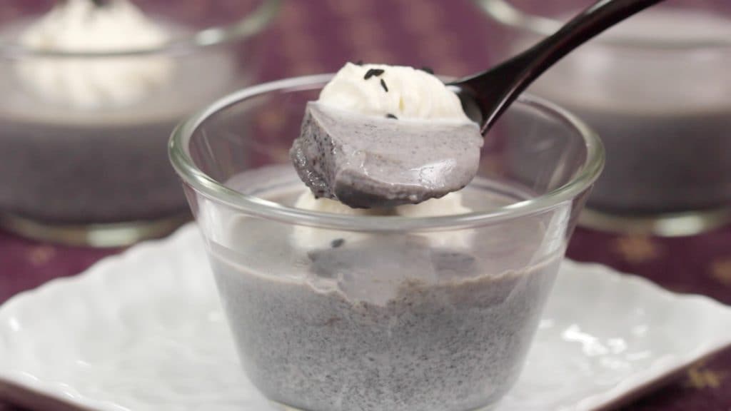 You are currently viewing Recette de flan au sésame noir (dessert excellent avec un goût riche de sésame)