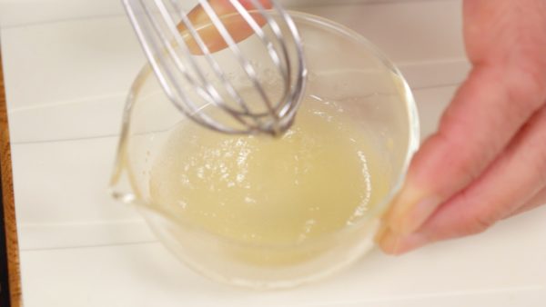 Mesurez l'eau dans une tasse à mesurer et réhydratez la gélatine en poudre. Mélangez et laissez reposer environ 5 minutes. 