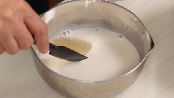 When the sugar is dissolved, remove the pot from the burner. And add the rehydrated gelatin. Stir to mix and dissolve the gelatin completely.