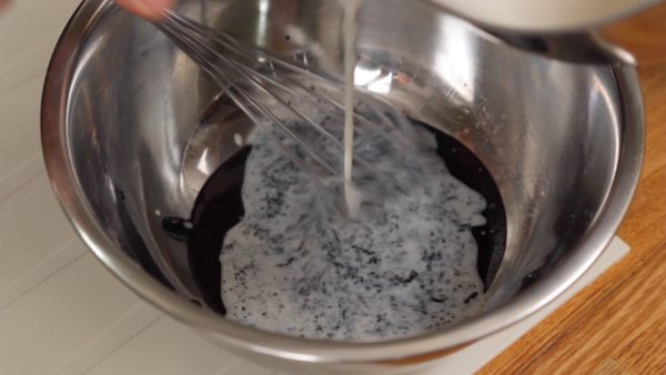 Versez le mélange dans un bol avec la pâte de sésame noir. Veillez à l'ajouter petit à petit en mélangeant bien. Vous devriez aussi mélanger la pâte de sésame avant de l'utiliser car elle se sépare souvent. 