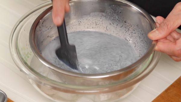 Quand c'est bien mélangé, faites flotter le bol dans de l'eau glacée et continuez de mélanger. 