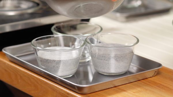 Làm sạch đáy bát bằng khăn và đổ hỗn hợp vào các cốc nhỏ. Để bánh pudding nghỉ trong tủ lạnh trong hơn 1 tiếng đến khi cứng lại.