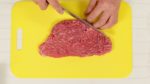 Faites des entailles dans le steak, pour créer un quadrillage de 5mm (0.2 inch). Retournez la viande. Et créer le même quadrillage à nouveau mais attention à ne pas couper la viande. 
