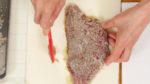 Let’s cook the steak. Scrape off the grated onion from both sides. The enzymes will not work when cooked so make sure to use raw onion. Then, lightly remove the excess liquid with a paper towel. Season the top side with salt and pepper.