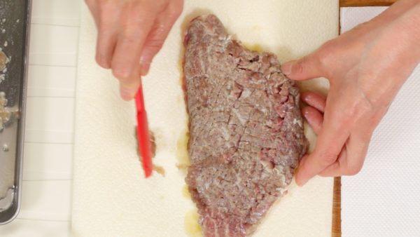 Bevor wir nun das Steak braten, entfernt den geriebenen Zwiebel von beiden Seiten. Wenn der Zwiebel gekocht ist, werden die Enzyme nicht arbeiten, also verwendet unbedingt rohen Zwiebel. Tupft das Fleisch vor dem Braten trocken und würzt es mit Salz und Pfeffer.