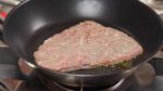 Allumez le feu. Ajoutez de l'huile d'olive dans une poêle. Placez le steak sur une poêle chauffée avec le côté assaisonné sur la poêle. Ensuite, saupoudrez de sel et poivre. Faites cuire sur feu moyen.