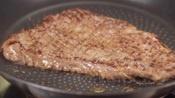 Dieses Steak ist relativ dünn also dreht es um sobald es goldbraun gebraten ist. Schwenkt es in der Pfanne und drückt es leicht an damit es gleichmäßig bräunt. 
