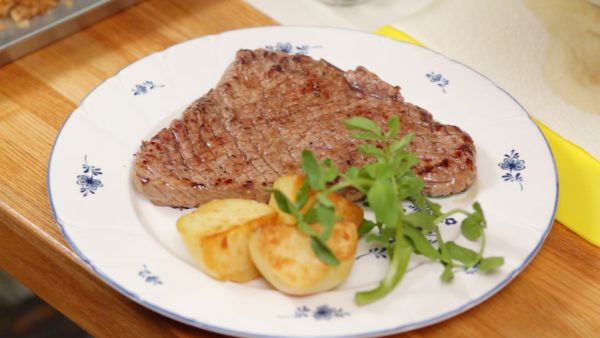 Wenn beide Seiten schön braun geworden sind, legt das Steak auf einen Servierteller. 
