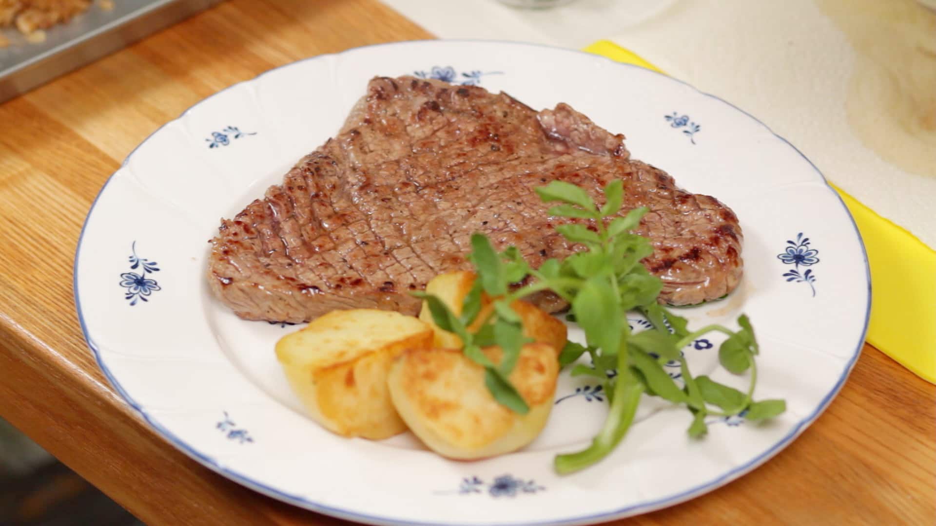 BEST STEAK & ONIONS. PERIOD. | How to make Chaliapin Steak Donburi | Food  Wars | Anime Kitchen - YouTube