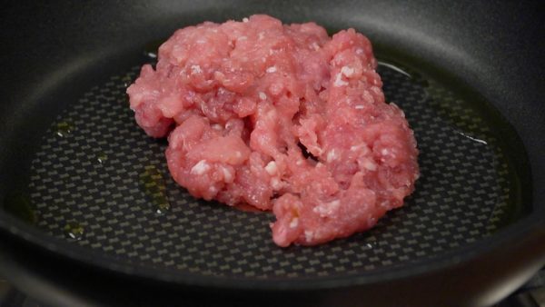 Chúng tôi sẽ làm hỗn hợp thịt. Thêm dầu thực vật vào chảo và bật bếp. Để thịt lợn xay vào chảo đã nóng và nấu kĩ chúng. Xào đến khi thịt lợn chuyển thành màu trắng hoàn toàn và nước dùng trở nên trong.