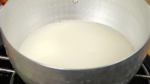 Combine the Chinese-style chicken stock and the soy milk in a pot. Heat the pot on the lowest possible heat and lightly stir the stock.