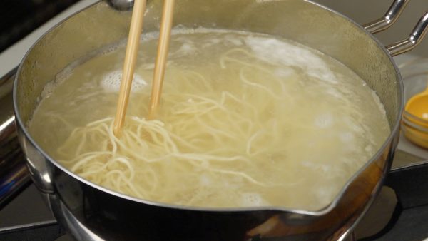 Let’s make the Tantanmen. Place the fresh ramen noodles into the same pot of boiling water. Lightly loosen up the noodles with chopsticks.