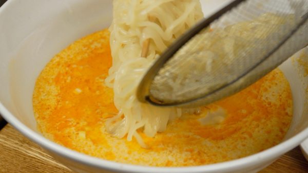 The noodles should be slightly firm so avoid overcooking. Using a mesh strainer, remove the excess water thoroughly. Then, place the noodles into the bowl.