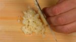 香味野菜を切りましょう。生姜は薄くスライスし、棒状に切ってから細かく切ります。にんにくはまな板に対して垂直に包丁を入れ、その後水平に切り目を入れ細かく切ります。