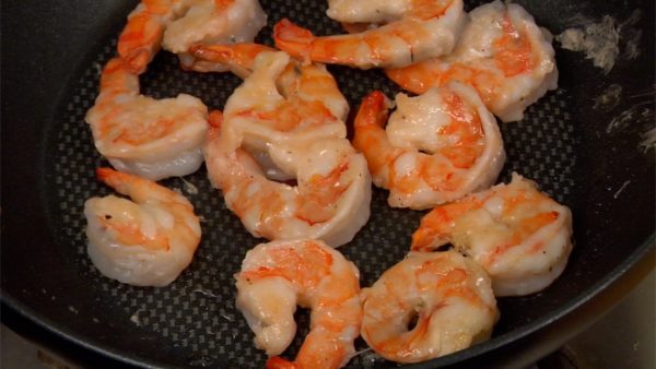 When the edges of the prawns begin to redden, flip them over. Lightly fry the other side and remove. At this stage, the prawns are not yet cooked all the way.