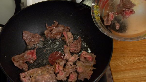 Let the beef cook on high heat without stirring until brown and then turn them over. When both sides become brown, place the beef on a plate and turn off the burner.