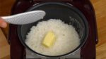 Let’s serve the Hayashi Rice. Open the rice cooker and add the butter to the fresh steamed rice. Lightly stir with a rice paddle. When combined, stuff the rice into a cup. Serve the rice on a plate.