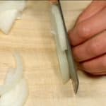 Laten we de ingrediënten voor Katsudon snijden. Snij de ui in plakjes van 5mm dik. Hak de Mitsuba peterselie in 1.5~2cm stukjes.
