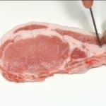 돼지 등심 슬라이스를 준비합시다. 지방과 살코기 사이의 단단하고 끈끈한 부분을 여러 번 자릅니다. 뒤집고 과정을 반복하십시오. 이렇게하면 튀겨 질 때 돼지 고기 조각이 말리는 것을 방지 할 수 있습니다.
