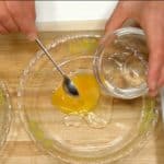 계란을 그릇에 넣고 1/4 숟가락으로 얕은 접시에 담습니다. 물을 뿌려 거품기로 잘 치십시오.