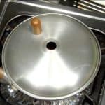 Bedek met een deksel en zet de hittebron op een middelmatige temperatuur. Wanneer het gaat koken, verlaag de temperatuur naar laag, en sudder voor ongeveer 3 minuten.