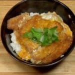 Doe de vers gestoomde rijst in een rijstkom. Leg voorzichtig het vlees op de rijst met een soepele handbeweging. 