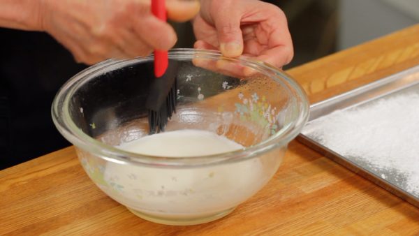 Bỏ bọc nhựa ra. Làm ướt nhẹ bề mặt trong của bát bằng cọ nhà bếp. Điều này giúp bỏ bánh dày mochi ra vào lúc sau.