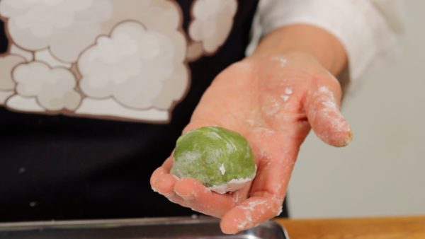Rapikan bentuk daifuku dan bersihkan sisa-sisa tepung kentang. Basahi daifuku dengan kuas.