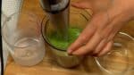 Versez le lait dans un récipient et ajoutez le sucre complet et le matcha en poudre. Mouillez la poudre de thé vert, sinon elle va s'envoler partout. Mixez le mélange environ 30 secondes.  