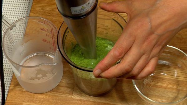 Pour milk into a container and add brown sugar and green tea powder. Let the green tea powder sit in the mixture, otherwise it will splash all over the place. Blend the mixture for 30 seconds.