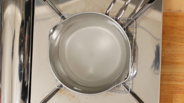 Préparez le sirop. Mélangez l'eau et le sucre dans une casserole. Allumez le feu et dissolvez le sucre. Quand ça commence à bouillir, baissez à feu doux. Faites réduire le sirop pendant 2 à 3 minutes. 