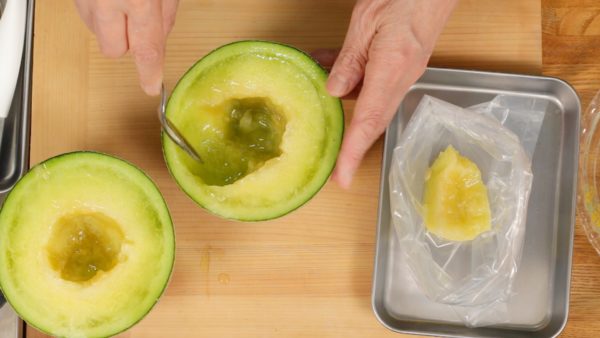 En cuanto a la mitad inferior del melón, pasa un cuchillo por el interior del melón hacia el borde de este, dejando aproximadamente 1 cm (0,4 ") de pulpa. Coloca la pulpa en una bolsa de plástico limpia. Vamos a utilizar la cáscara del melón como tazón para servir el Kakigori más tarde, así que trátala con cuidado.