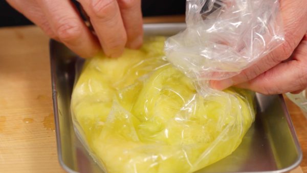 Tritura la pulpa del melón con las manos.