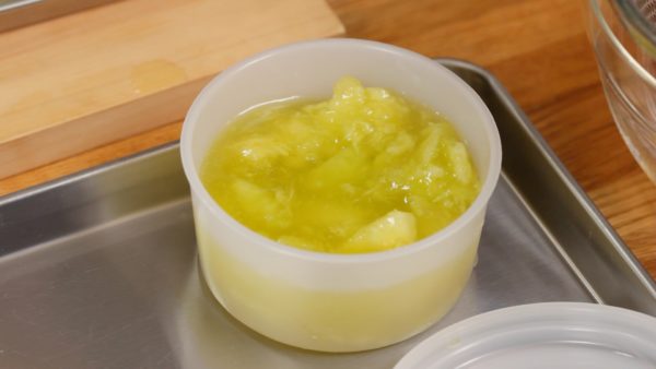 Sempre utilizzando un cucchiaio, riponete la purea del melone in uno stampo per il ghiaccio e mettetelo in freezer a raffreddare. Assicuratevi di raffreddare anche la ciotola fatta con la buccia del melone nel frigo.
