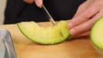 Hagamos el sirope de melón fresco con el resto del melón. Corta un trozo de melón. Retira la piel y corta la pulpa en pedazos de 2 cm (0,8 ").