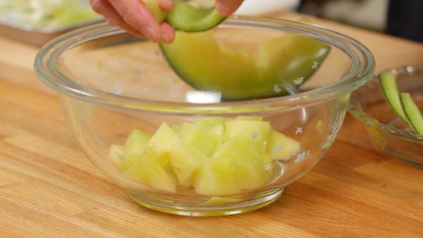 Coloca los pedazos de melón del medio del trozo de melón en un bol y coloca los pedazos restantes de los bordes en una bolsa limpia. Repite el proceso con el resto del melón.