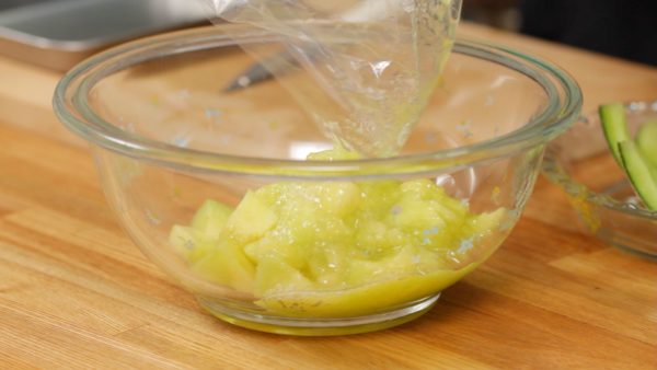 Tritura los pedazos de los bordes del melón. Luego, colócalos en el bol junto a el resto de pedazos de melón.