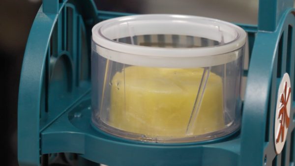 Let’s make the kakigori using the shaved ice machine. To freeze the puree completely, store the ice mold in the freezer for over 3 hours. Place it into the work bowl and cover.