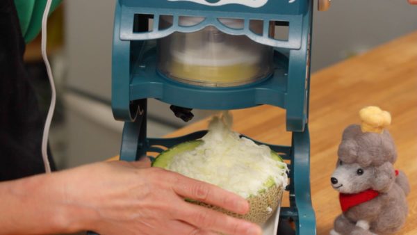 この器の上に凍ったメロンを削ります。