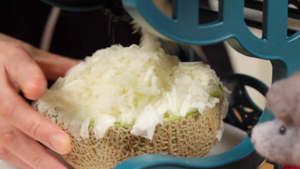 Occasionally adjust the shape of the kakigori and continue to shave the melon. Avoid freezing the melon bowl otherwise the beautiful texture of the skin will be lost.