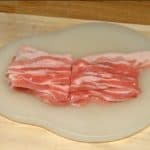 Coupez les ingrédients. Coupez les tranches de poitrine de porc en morceaux de 5~6cm (2~2.4 inch). 
