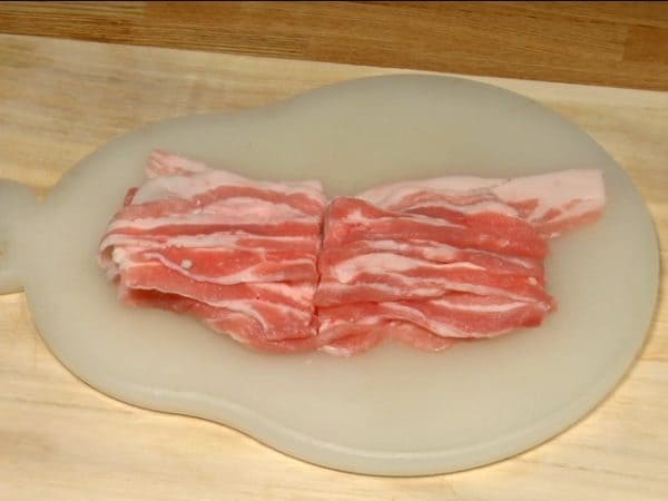 Chúng tôi sẽ cắt các nguyên liệu, cắt các lát thịt ba chỉ (ba rọi) lợn (heo) thành các miếng 5~6cm (2~2,4 inch).