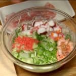 Coupez la pieuvre cuite en tranches de 5~6 mm (0.2 inch). Décortiquez les amaebi (crevettes). Hachez grossièrement les crevettes et placez-les dans le bol. 