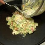 Préparez les okonomiyaki. Préchauffez la plancha sur feu fort (environ 240°C/464°F) et huilez la surface avec de l'huile de cuisson. Placez le mélange sur la plancha, formez-la en un rond. Gardez un peu de pâte dans le bol pour plus tard. 