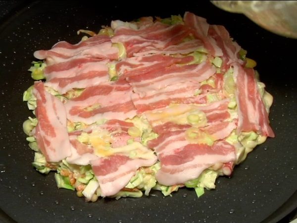 Để nhanh các lát thịt lợn (heo) lên hỗn hợp. Phủ bề mặt thịt lợn (heo) bằng sốt bột còn lại. Điều này giúp tránh thịt lợn (heo) trở nên dai.