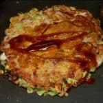 Quand c'est prêt à servir, étalez dessus de la sauce à okonomiyaki. 