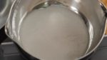 Préparez la sauce au caramel. Ajoutez 2 cuillères à café d'eau au sucre dans une casserole. Allumez le feu. Évitez de mélanger mais secouez la casserole de temps en temps pour bien répartir le sucre. 