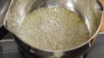 砂糖が少しずつ溶けやがて透明な液体に変わります。大きな泡ができて鍋の縁のあたりが茶色になってきたら、すぐに焦げ色になるので気をつけて下さいね。