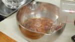 Quand la sauce au caramel devient beau et bien doré, placez rapidement la casserole sur un dessous-de-plat. Ensuite, ajoutez l'eau chaude en 3 à 4 fois. Le liquide chaud peut éclabousser donc attention à ne pas vous brûler. 